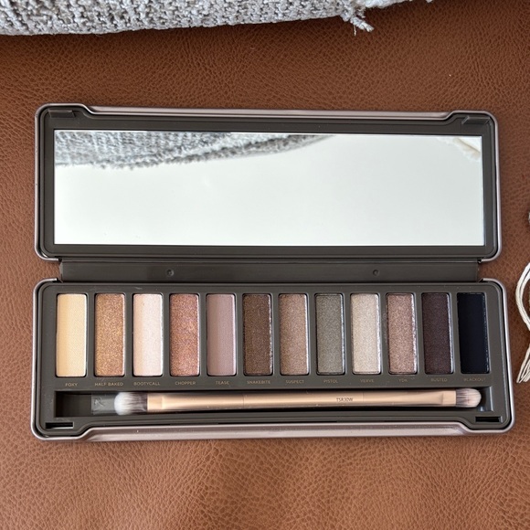 Urban Decay Naked2 Palette in Metallic Tan - Picture 1 of 9